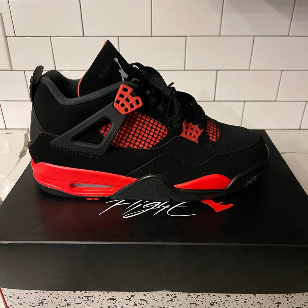 Men’s Jordan Retro 4 Red Thunder Size 10.